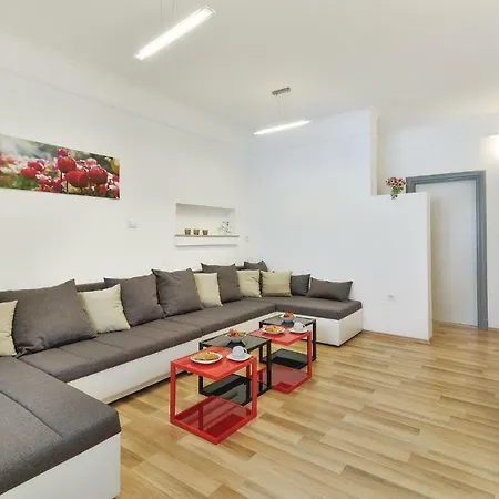 Сasa de vacaciones Eight-bedroom Holiday In